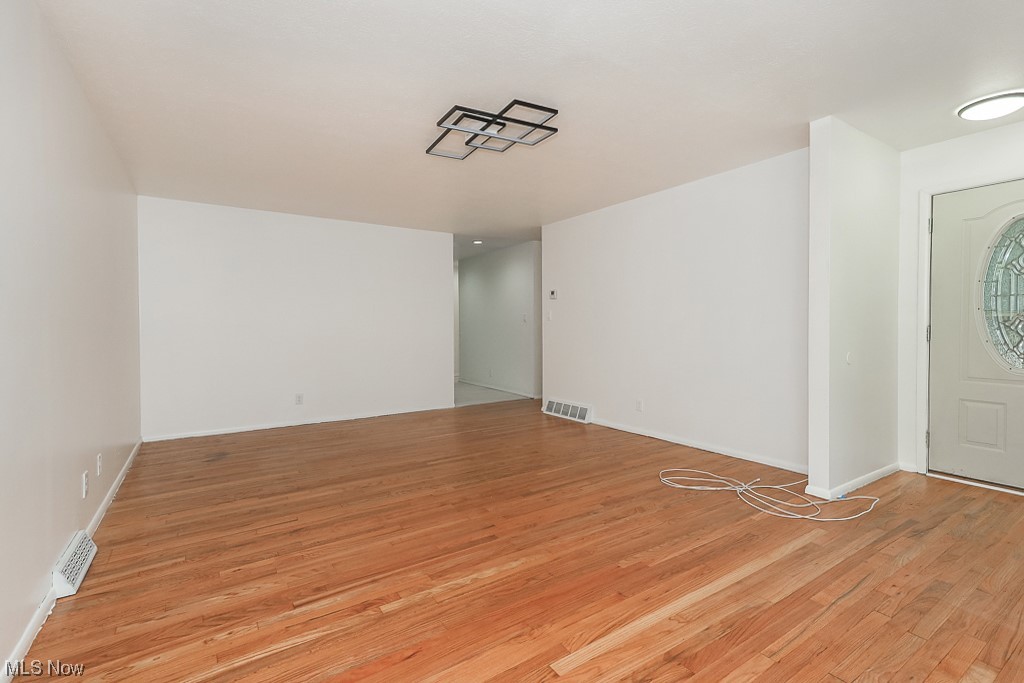 1092 Ledgeview Road Macedonia, OH 44056 - Photo 6 of 22 Living room