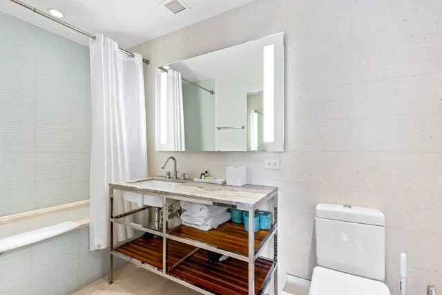 $1,295,000 | 70 West 45th Street, Unit 30D | Midtown Central