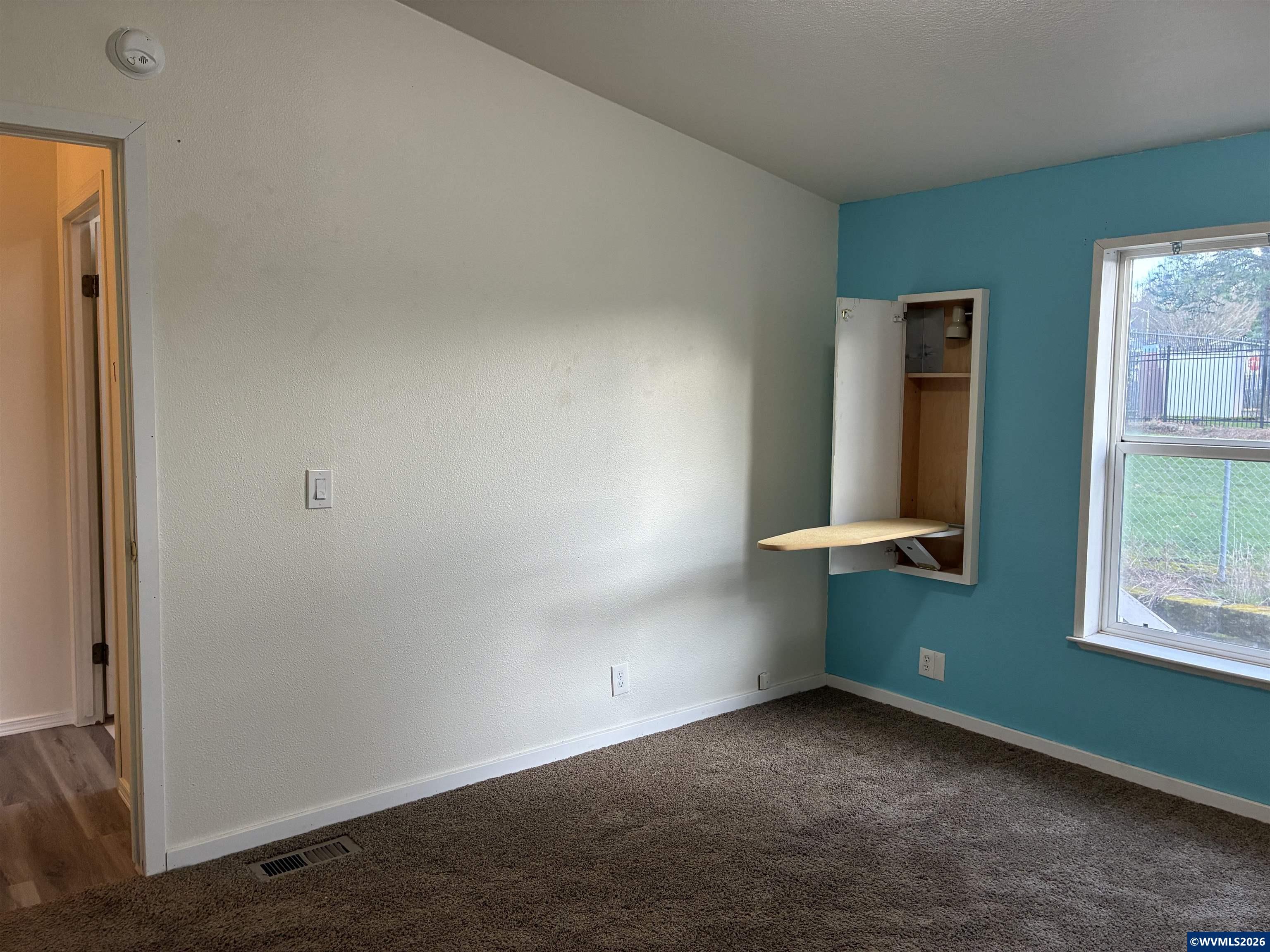 2000 Robins Lane Southeast, Unit 7 Salem, OR 97306 - Photo 22 of 39 an empty room with windows