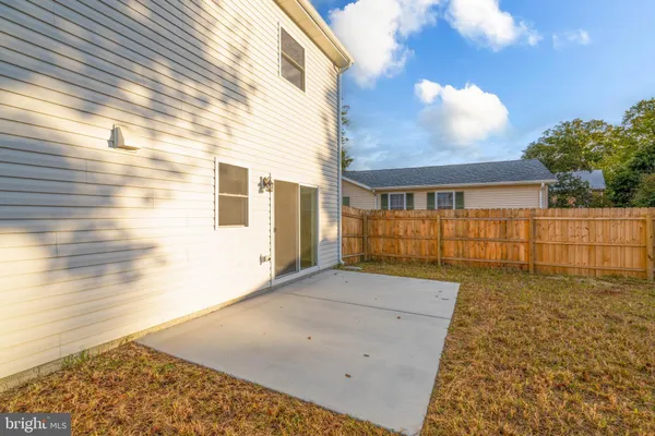 a view of backyard and trees