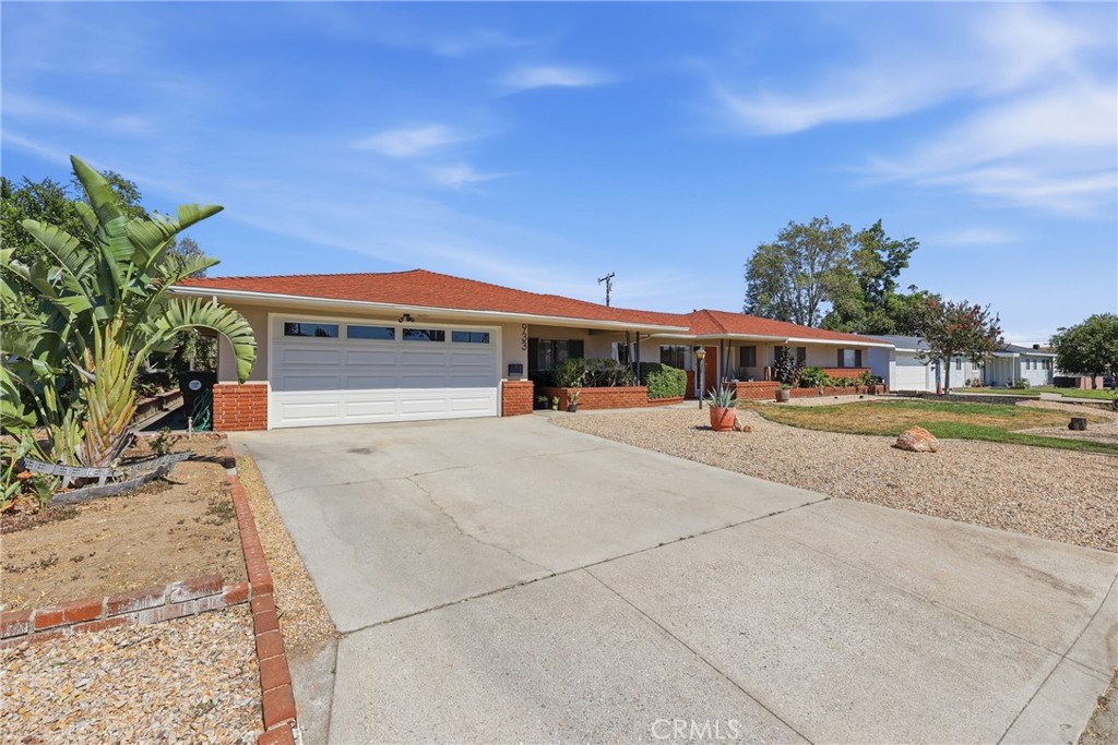 933 North Pine Avenue Rialto, CA 92376 - Photo 3 of 40