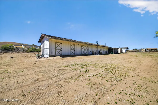 a view of a yard with an house