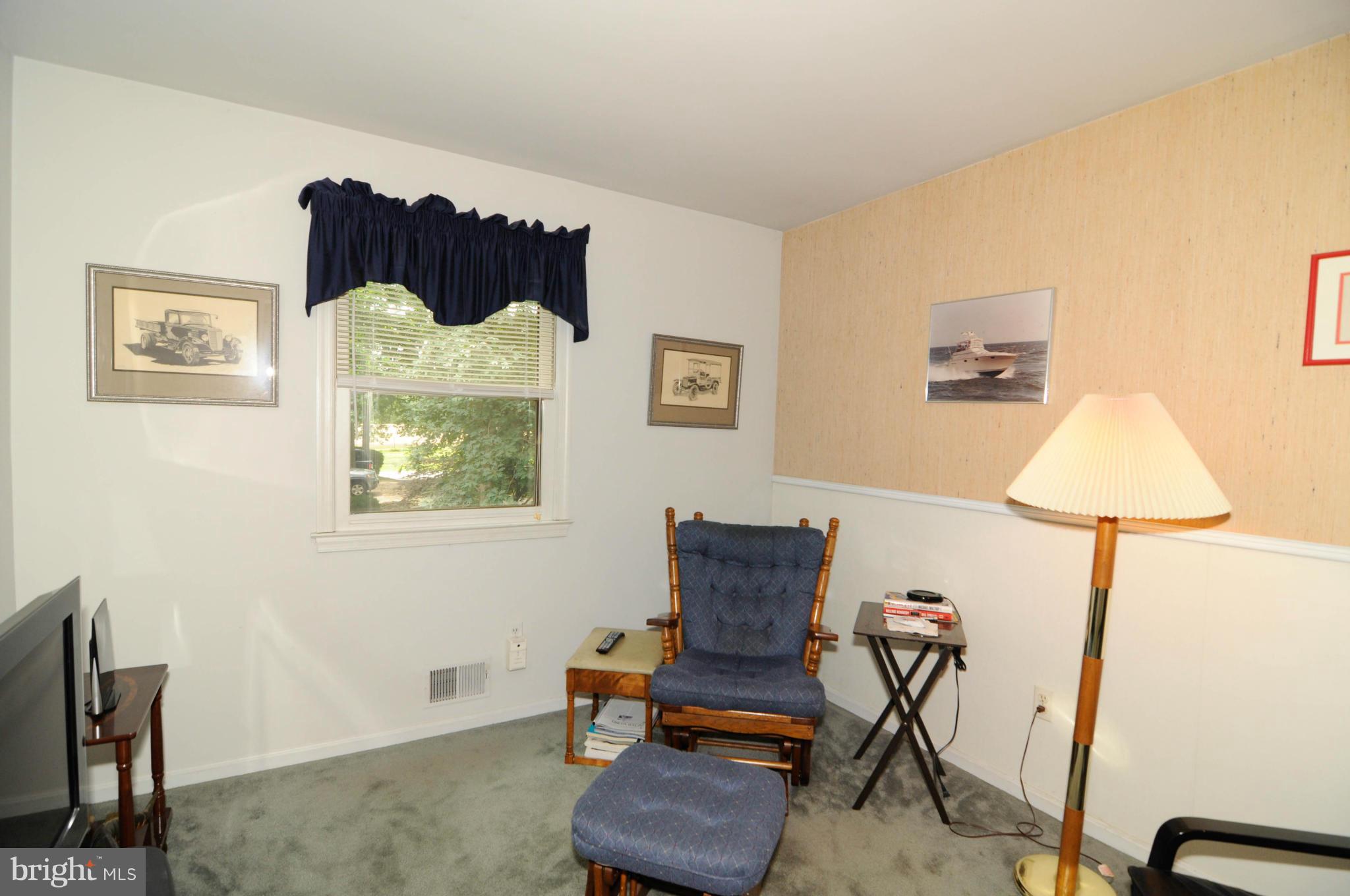 8187 Murphy Road Fulton, MD 20759 - Photo 17 of 25 a room with furniture and a lamp
