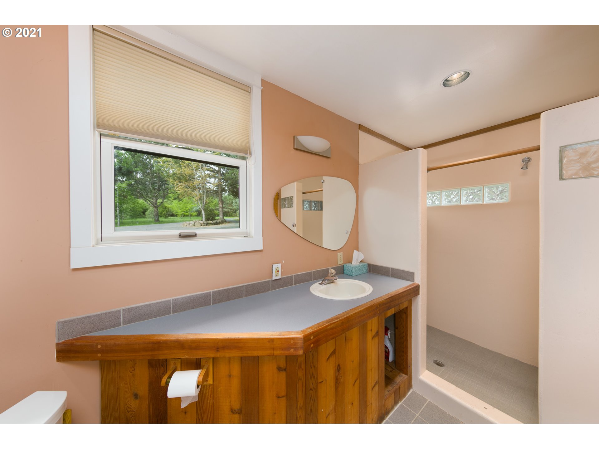 1665 Markham Road Hood River, OR 97031 - Photo 11 of 32 Gallery Image 11
