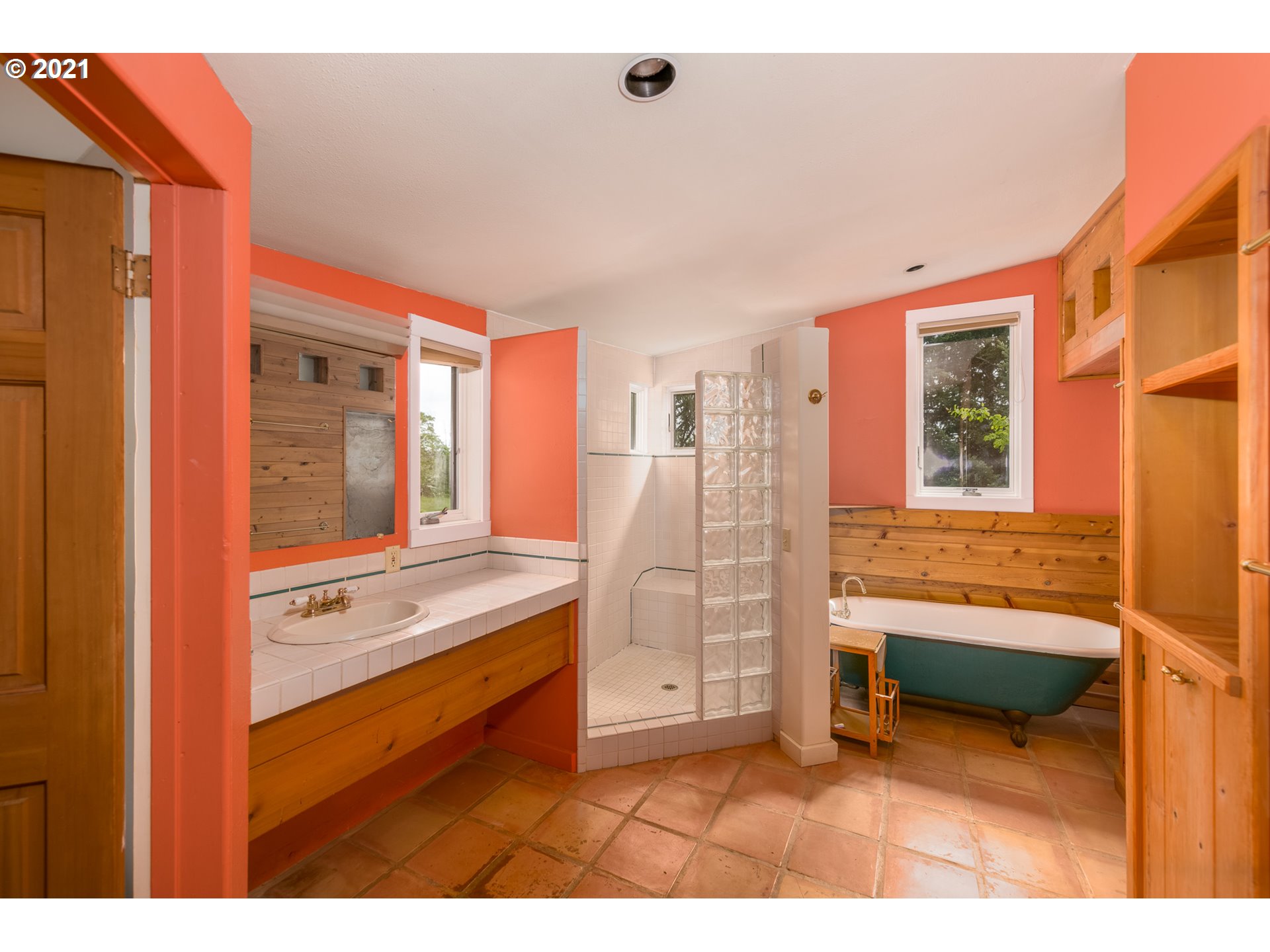 1665 Markham Road Hood River, OR 97031 - Photo 15 of 32 Gallery Image 15