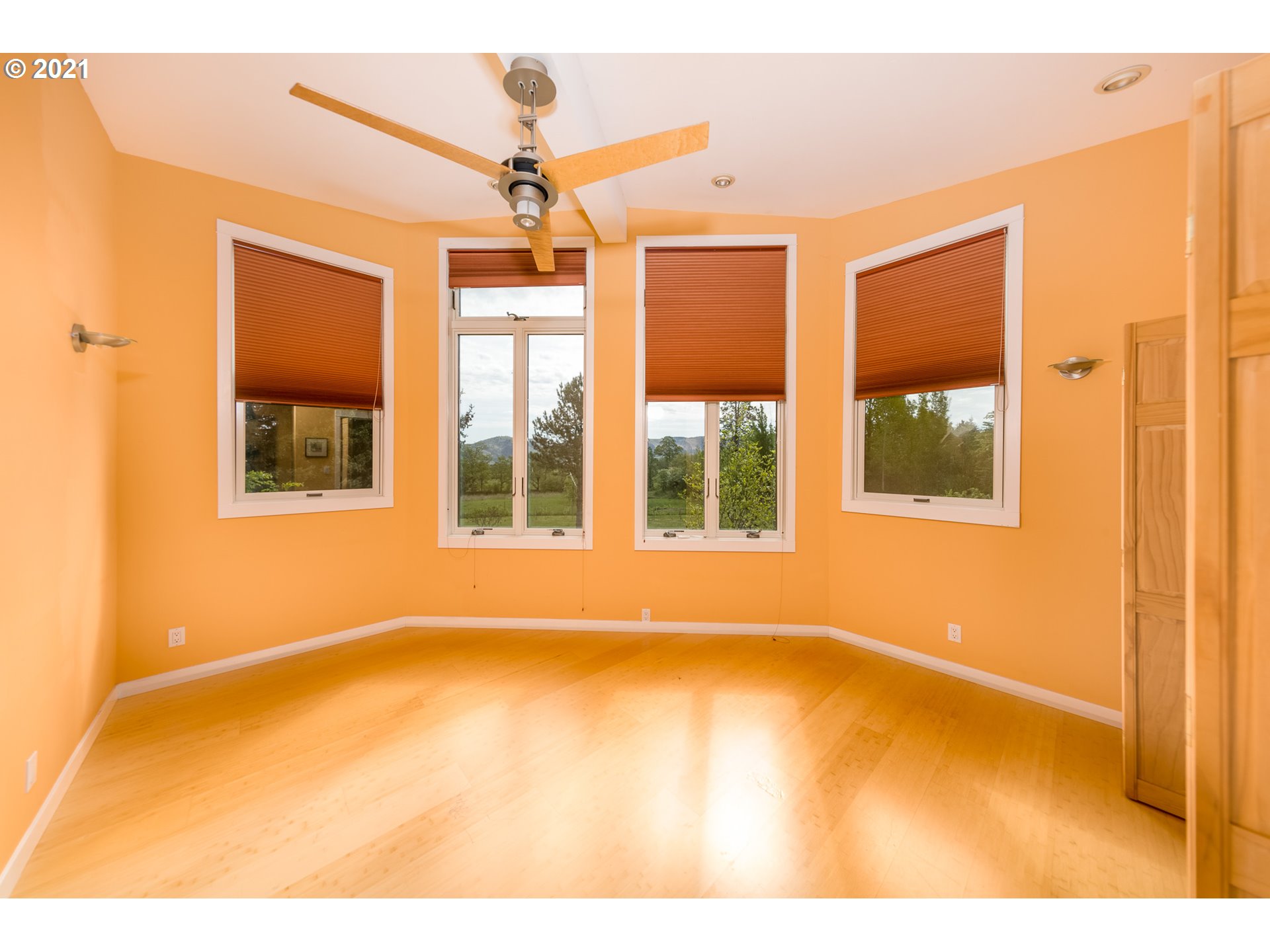 1665 Markham Road Hood River, OR 97031 - Photo 16 of 32 Gallery Image 16