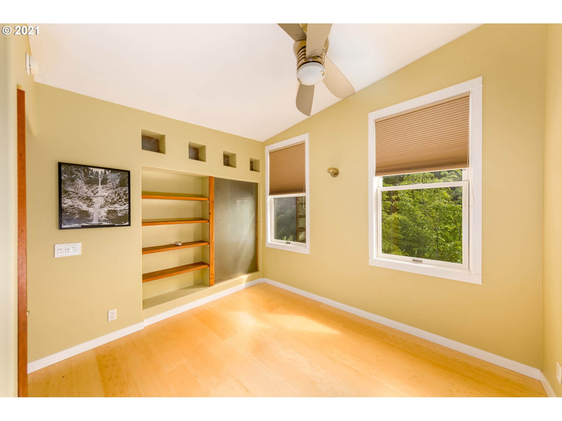1665 Markham Road Hood River, OR 97031 - Photo 18 of 32 Gallery Image 18