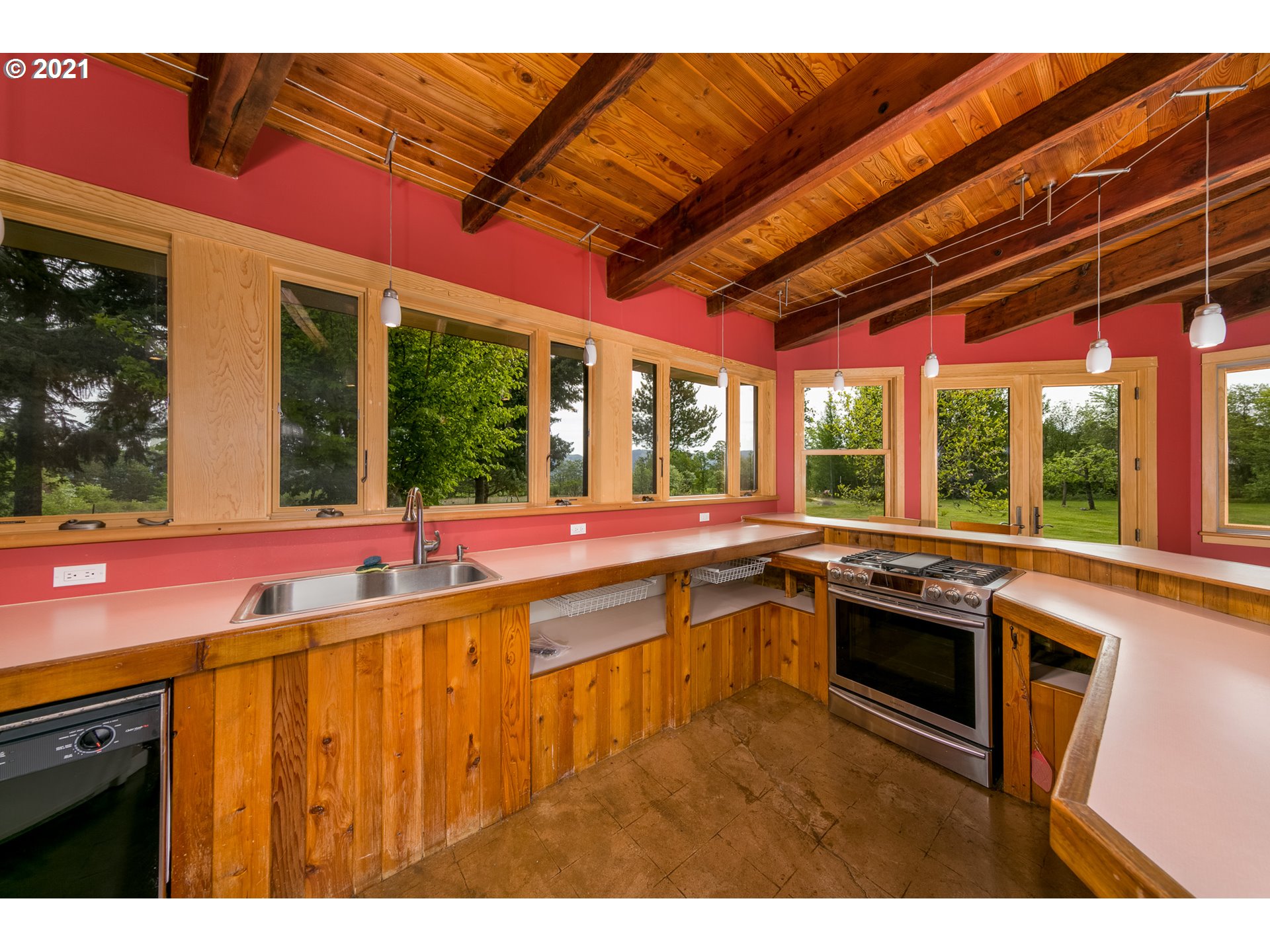 1665 Markham Road Hood River, OR 97031 - Photo 5 of 32 Gallery Image 5