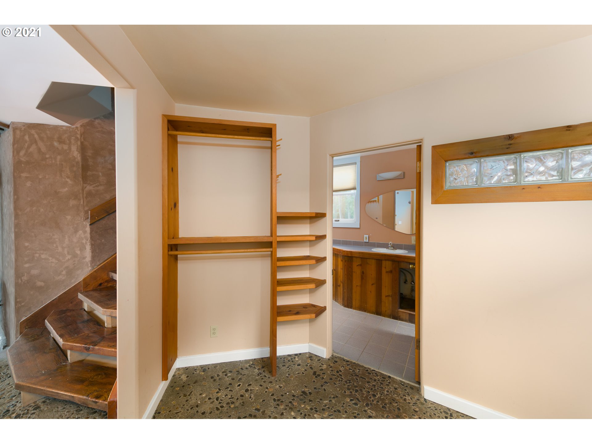 1665 Markham Road Hood River, OR 97031 - Photo 10 of 32 Gallery Image 10