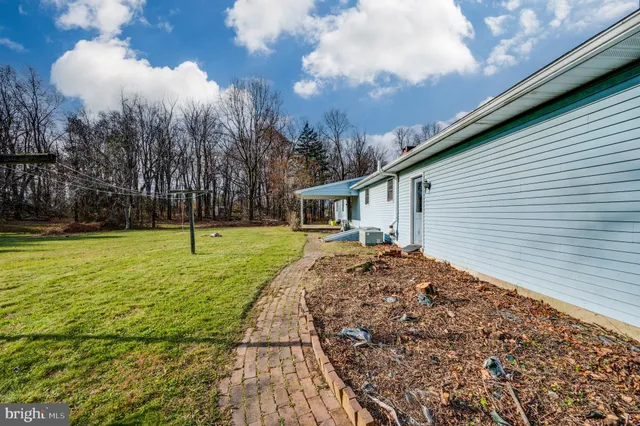 a house view with backyard space