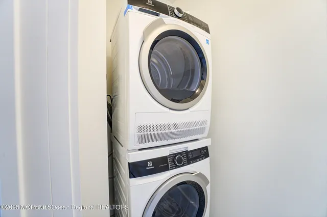 a close up view of a washer and dryer