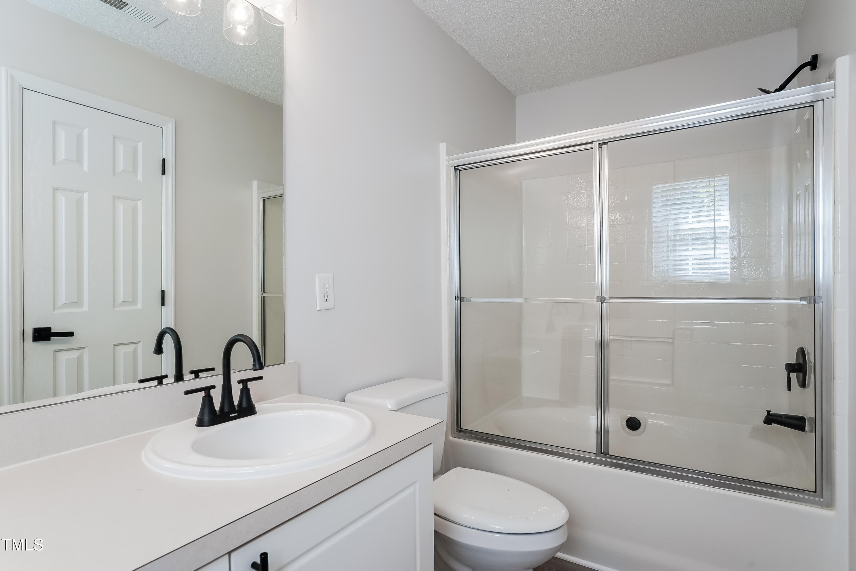 2000 Metacomet Way Raleigh, NC 27604 - Photo 9 of 15 Main Bathroom-14762323