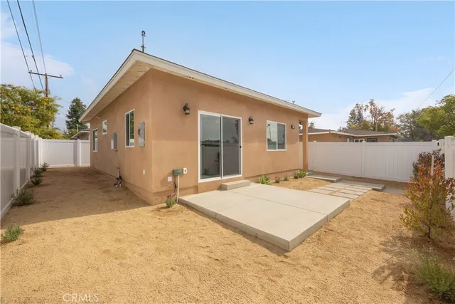 a view of backyard of the house