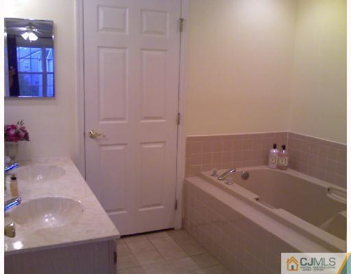 271 Prestwick Way Edison, NJ 08820 - Photo 6 of 8 Gallery Image 6