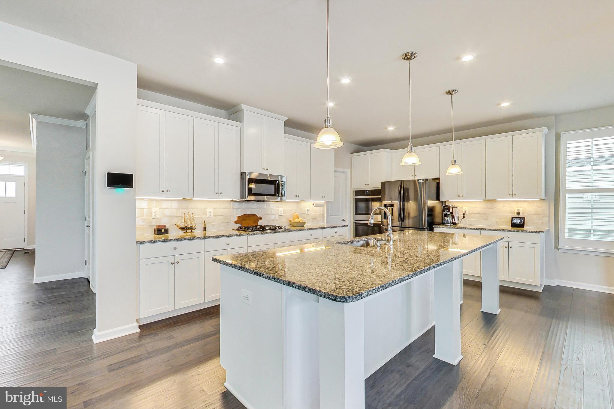 4513 Cotswold Manor Loop Woodbridge, VA 22192 - Photo 15 of 73 Huge (10'5" x 4'1") island w/ pendant lighting