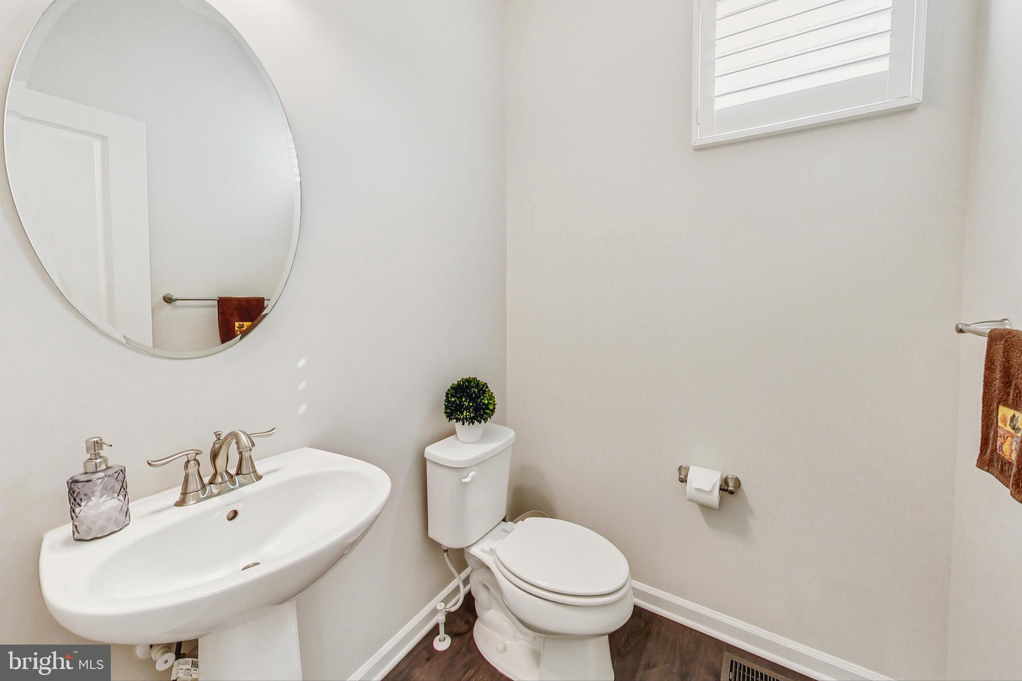 4513 Cotswold Manor Loop Woodbridge, VA 22192 - Photo 22 of 73 Powder room