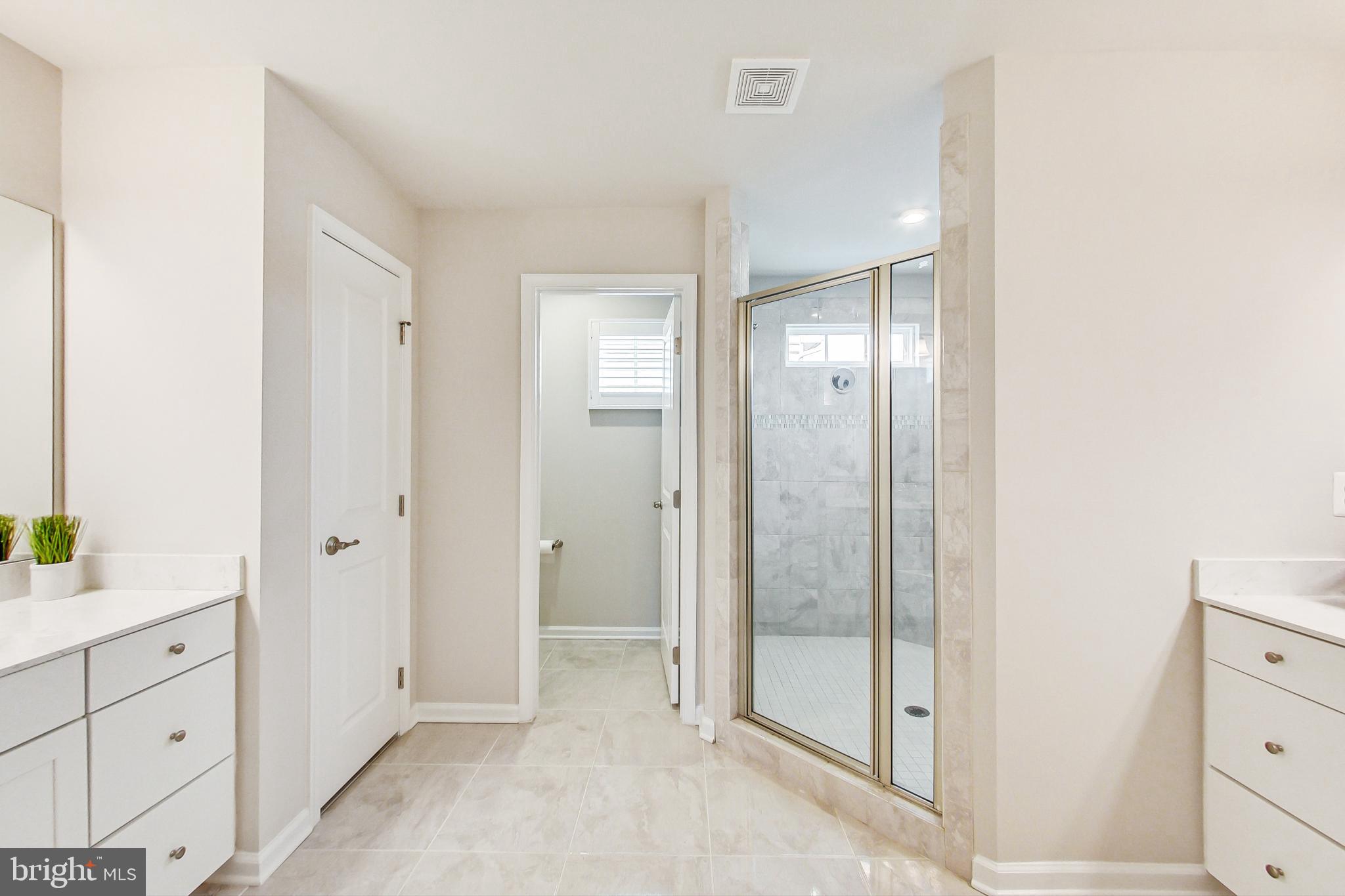 4513 Cotswold Manor Loop Woodbridge, VA 22192 - Photo 33 of 73 PBA: Roman shower, water closet, linen closet