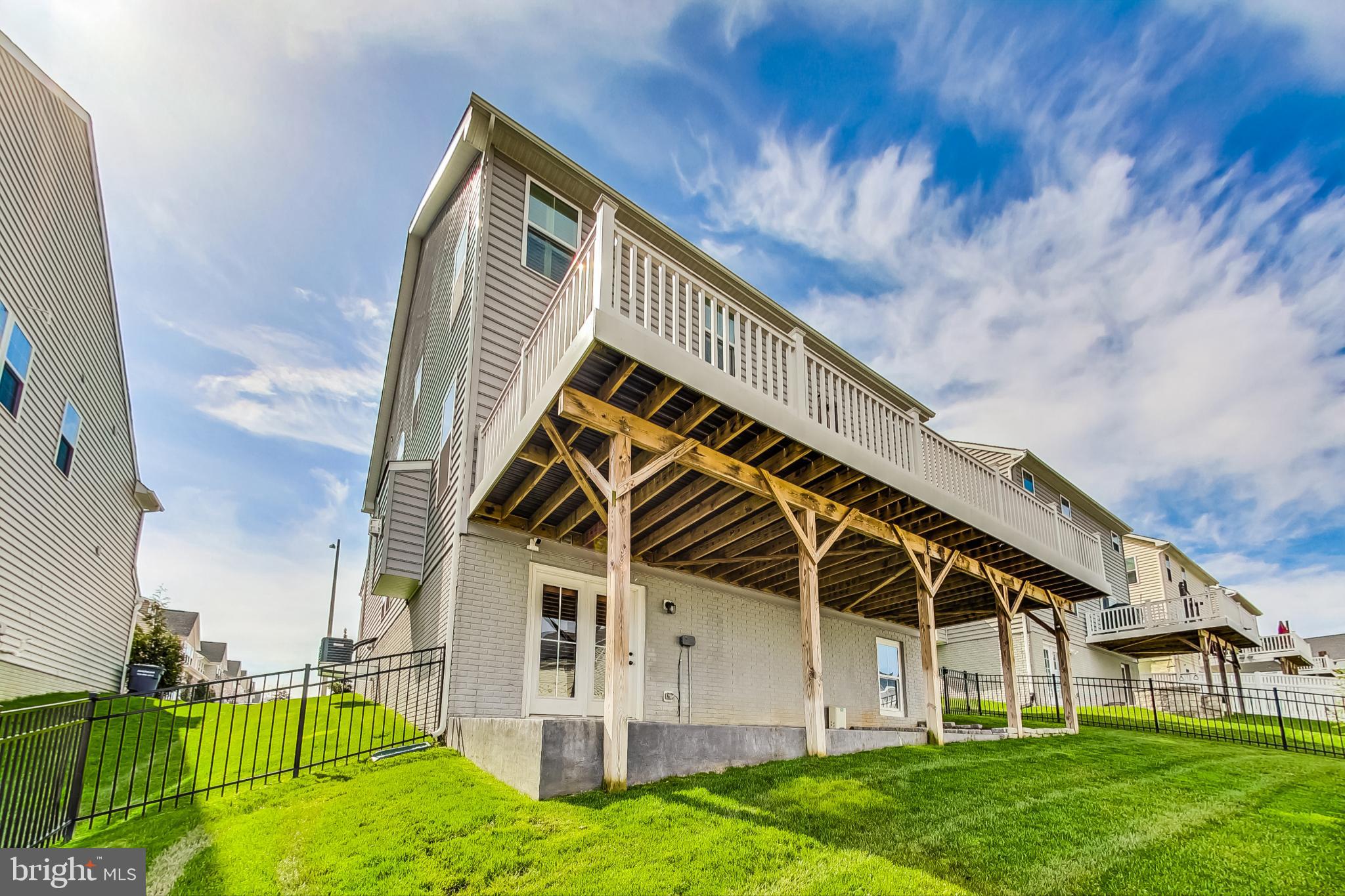 4513 Cotswold Manor Loop Woodbridge, VA 22192 - Photo 65 of 73 House-width deck overlooks community green space