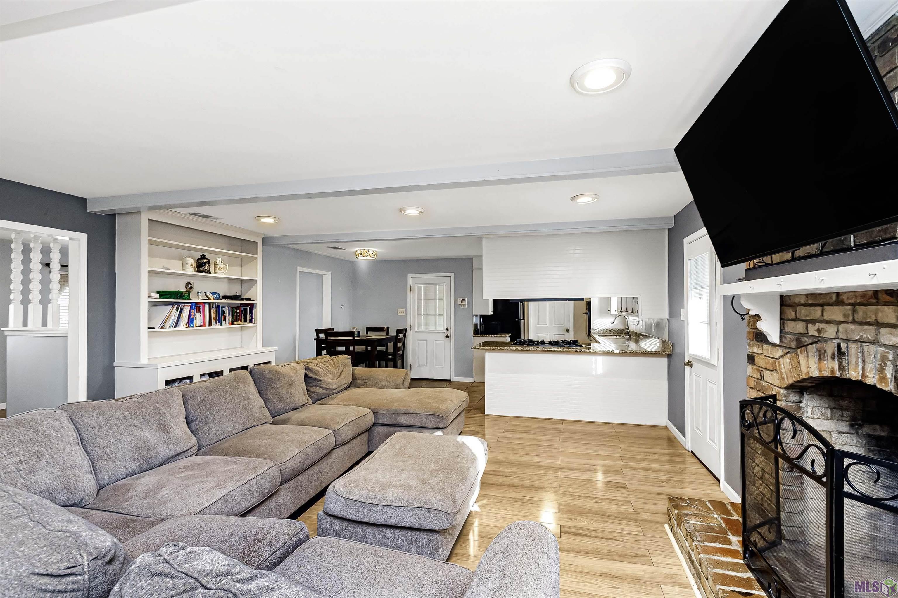 10554 Big Bend Avenue Baton Rouge, LA 70814 - Photo 2 of 11 Living Room