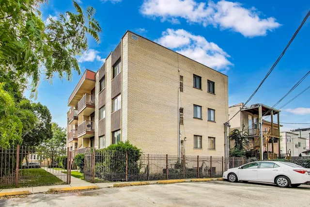 $345,000 | 2416 West Foster Avenue, Unit 2S, Chicago, IL 60625