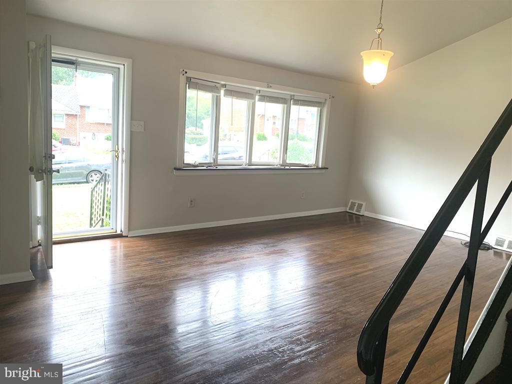 163 Wiltshire Road Claymont, DE 19703 - Photo 2 of 32 Living room with vaulted ceiling