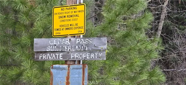 a sign that is sitting on a brick wall