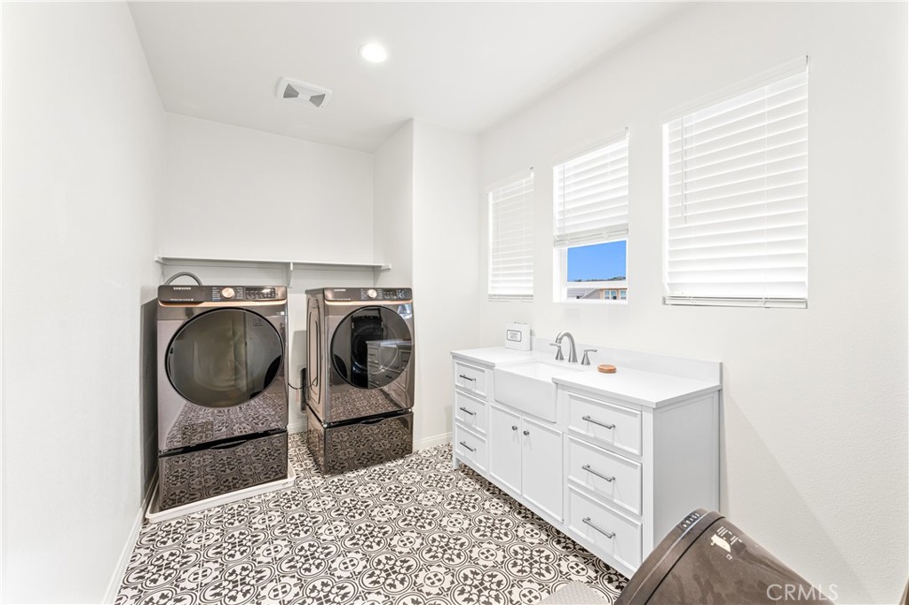 39490 Verbena Way Temecula, CA 92591 - Photo 29 of 70 Laundry Room
