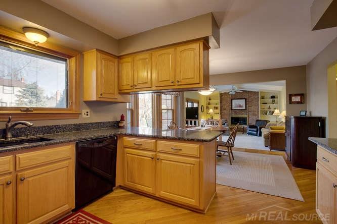 560 Pinehurst Drive Rochester, MI 48309 - Photo 10 of 31 31235507-9.JPG