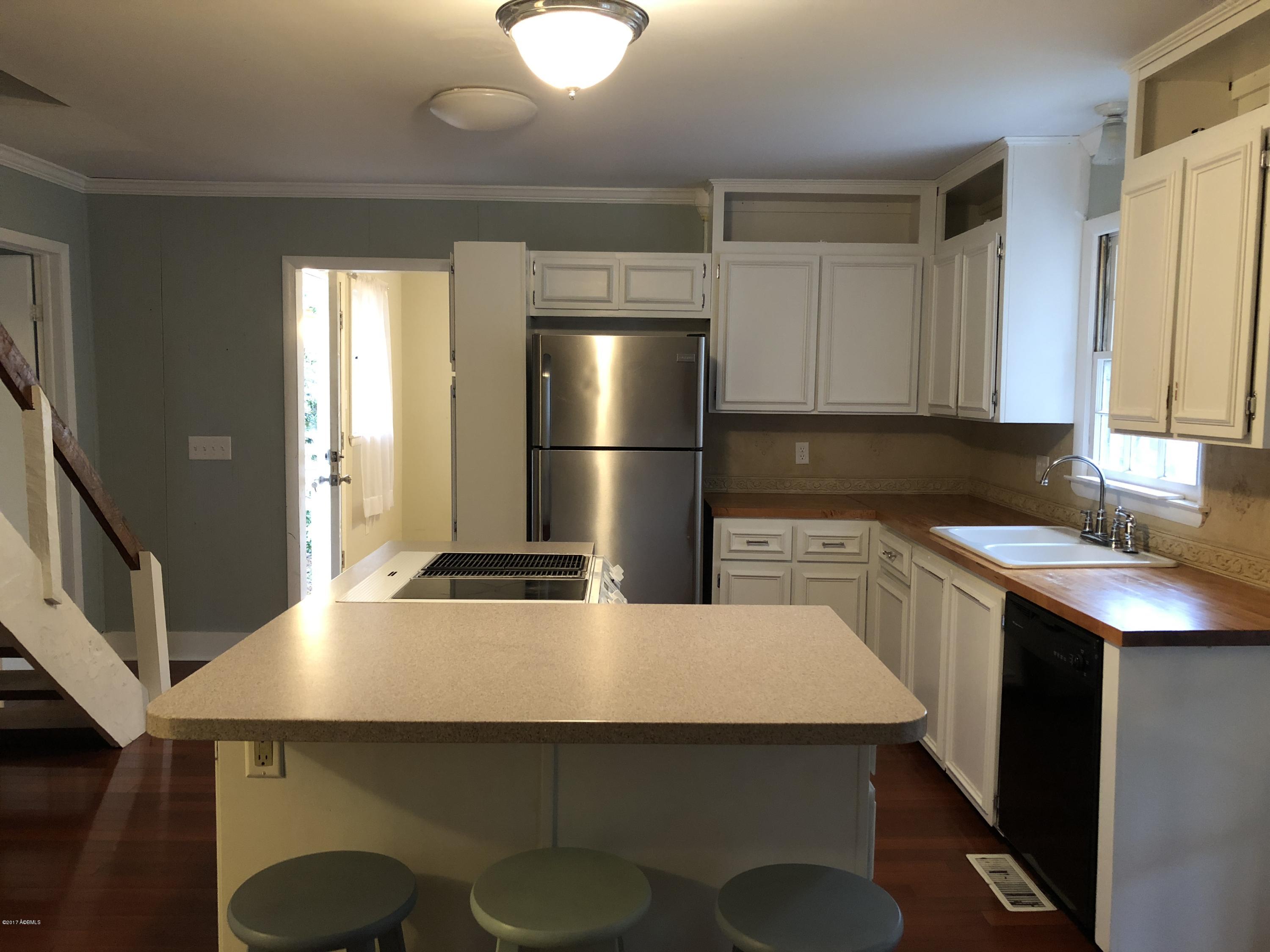 2204 Pigeon Point Road Beaufort, SC 29902 - Photo 3 of 20 Corian counter Island