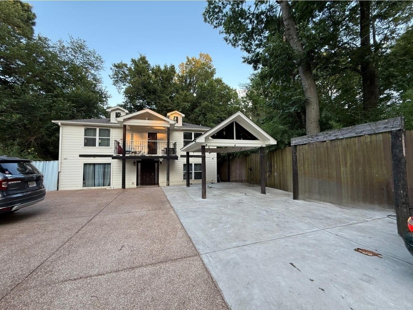 712 Sevier Street Memphis, TN 38122 - Photo 2 of 13 a front view of a house with yard and parking
