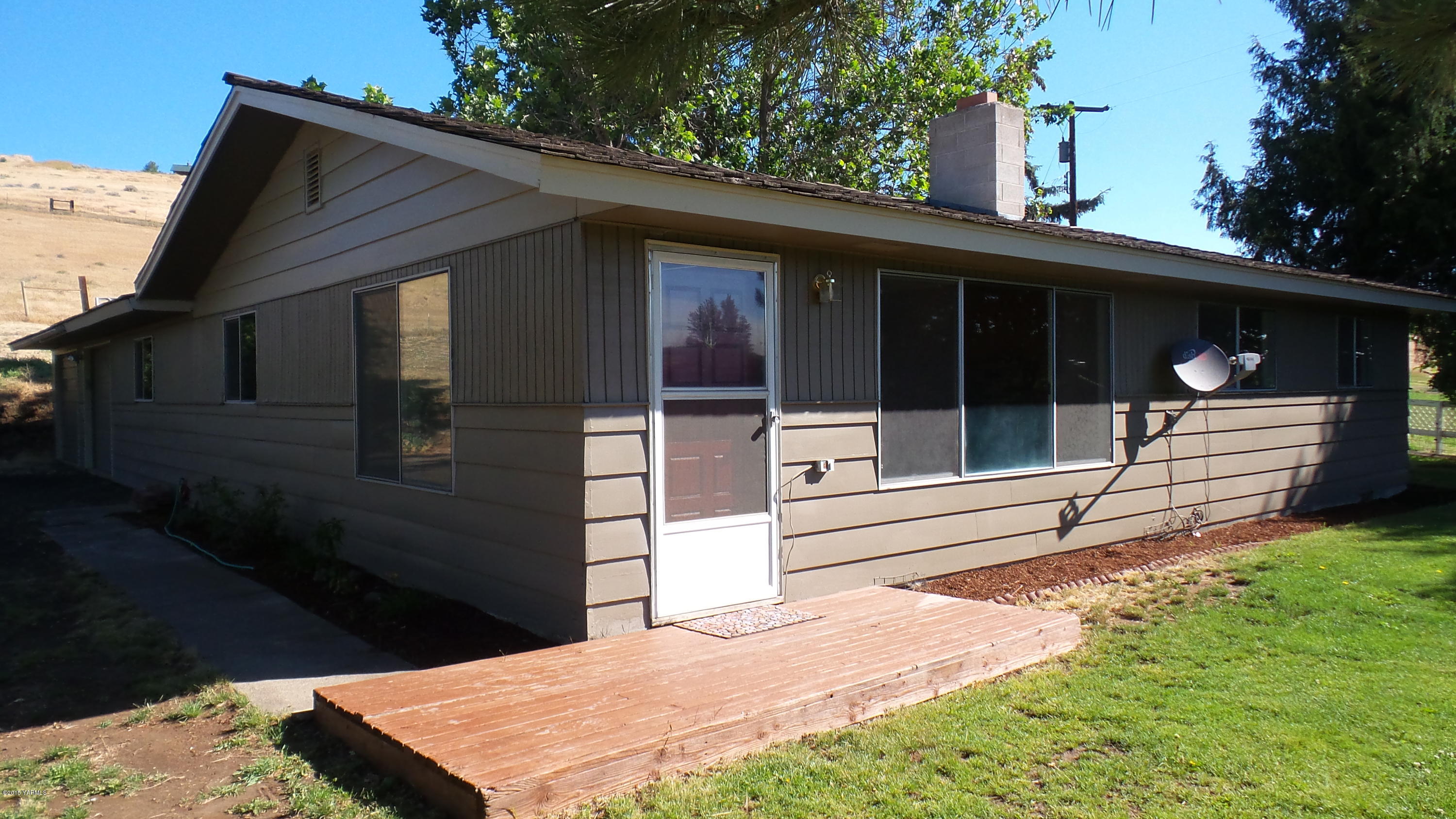 71 West Canyon Road Yakima, WA 98908 - Photo 1 of 19 a front view of a house with a yard