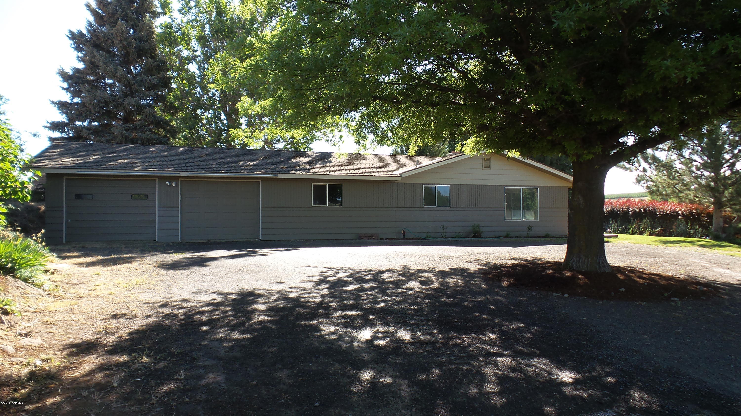 71 West Canyon Road Yakima, WA 98908 - Photo 2 of 19 a front view of a house with a yard and garage