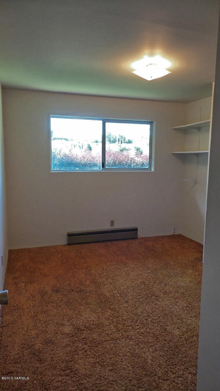 71 West Canyon Road Yakima, WA 98908 - Photo 11 of 19 a view of empty room with window