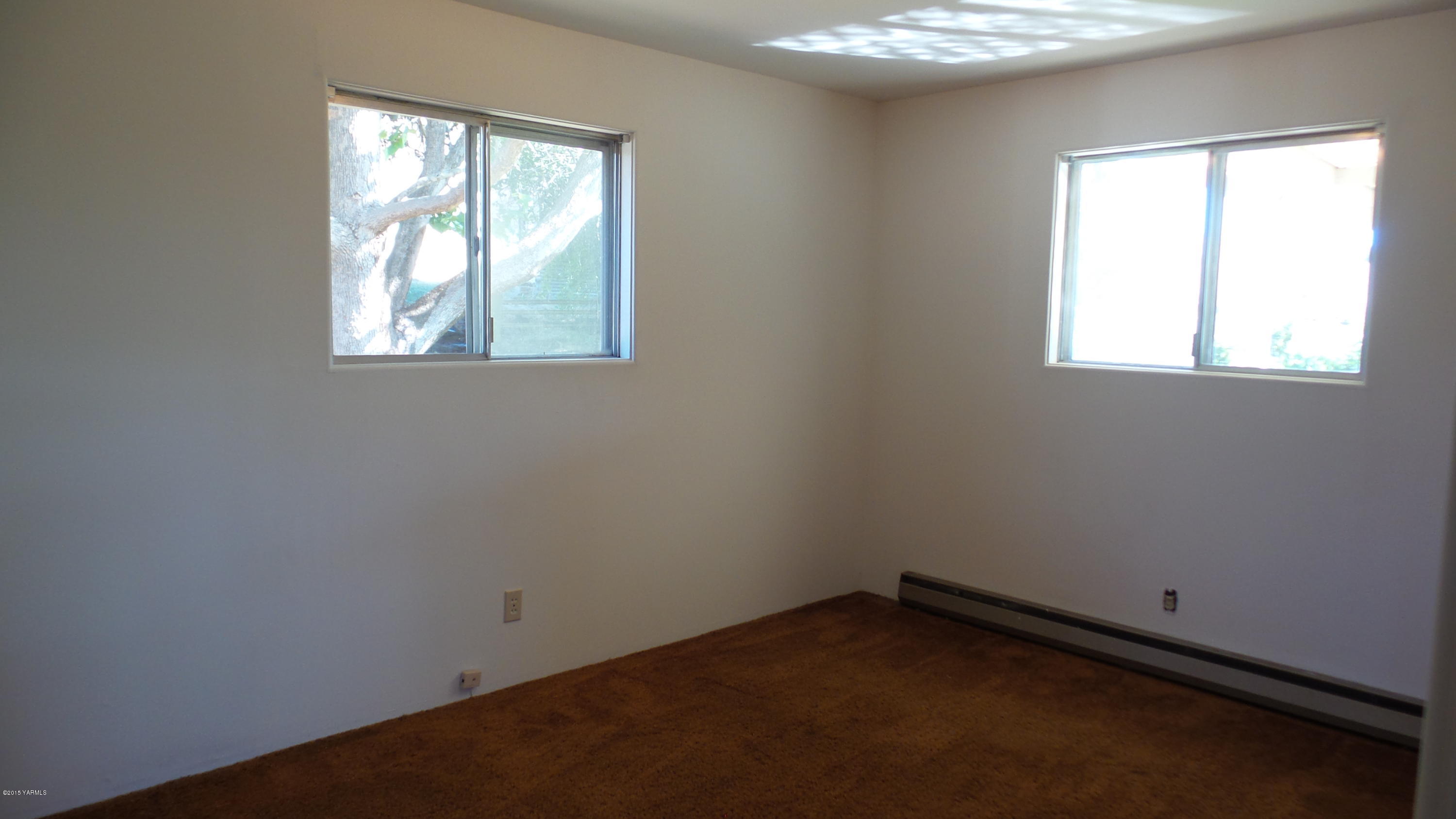 71 West Canyon Road Yakima, WA 98908 - Photo 13 of 19 an empty room with a window