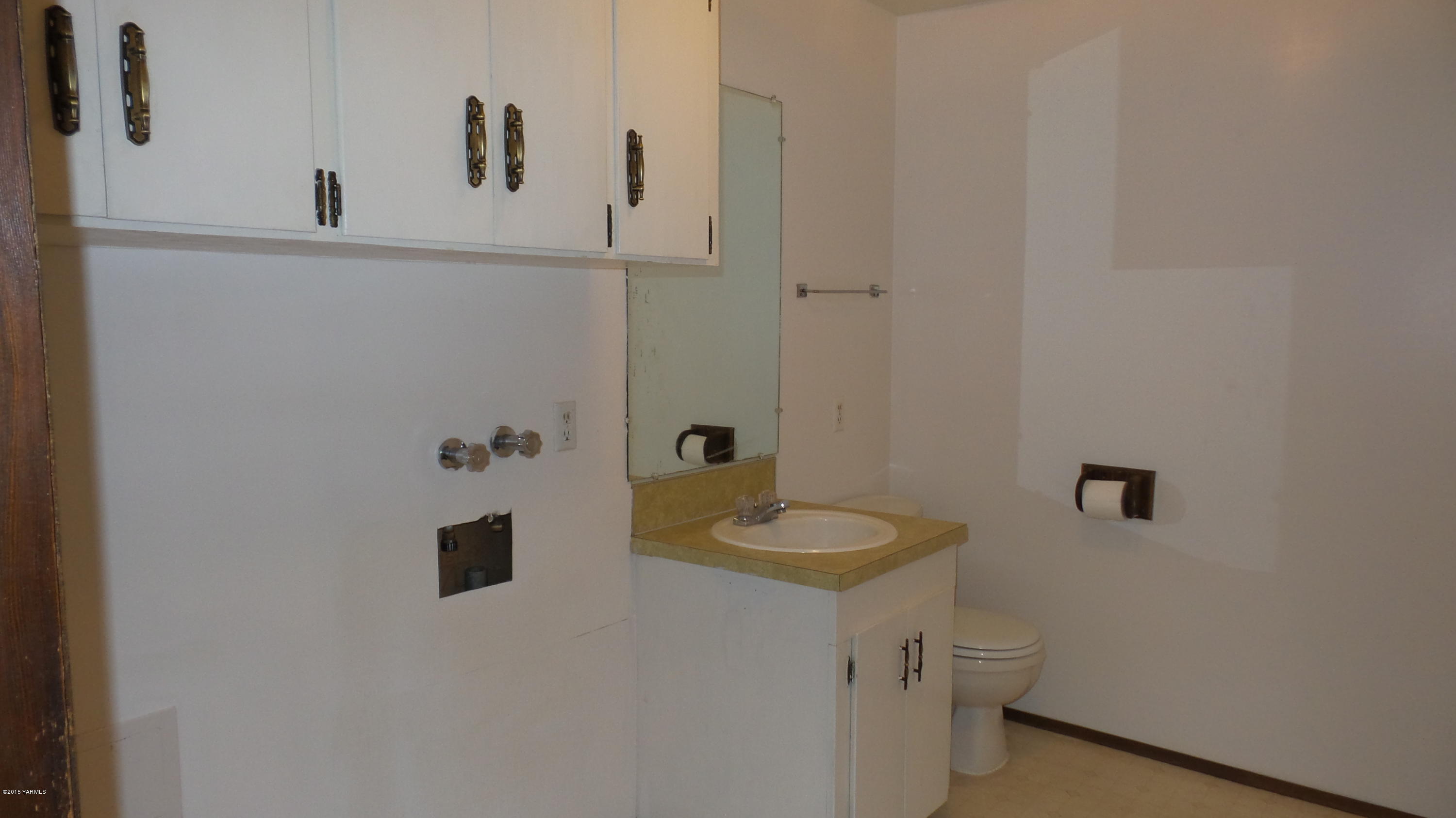 71 West Canyon Road Yakima, WA 98908 - Photo 14 of 19 a bathroom with a sink and a mirror