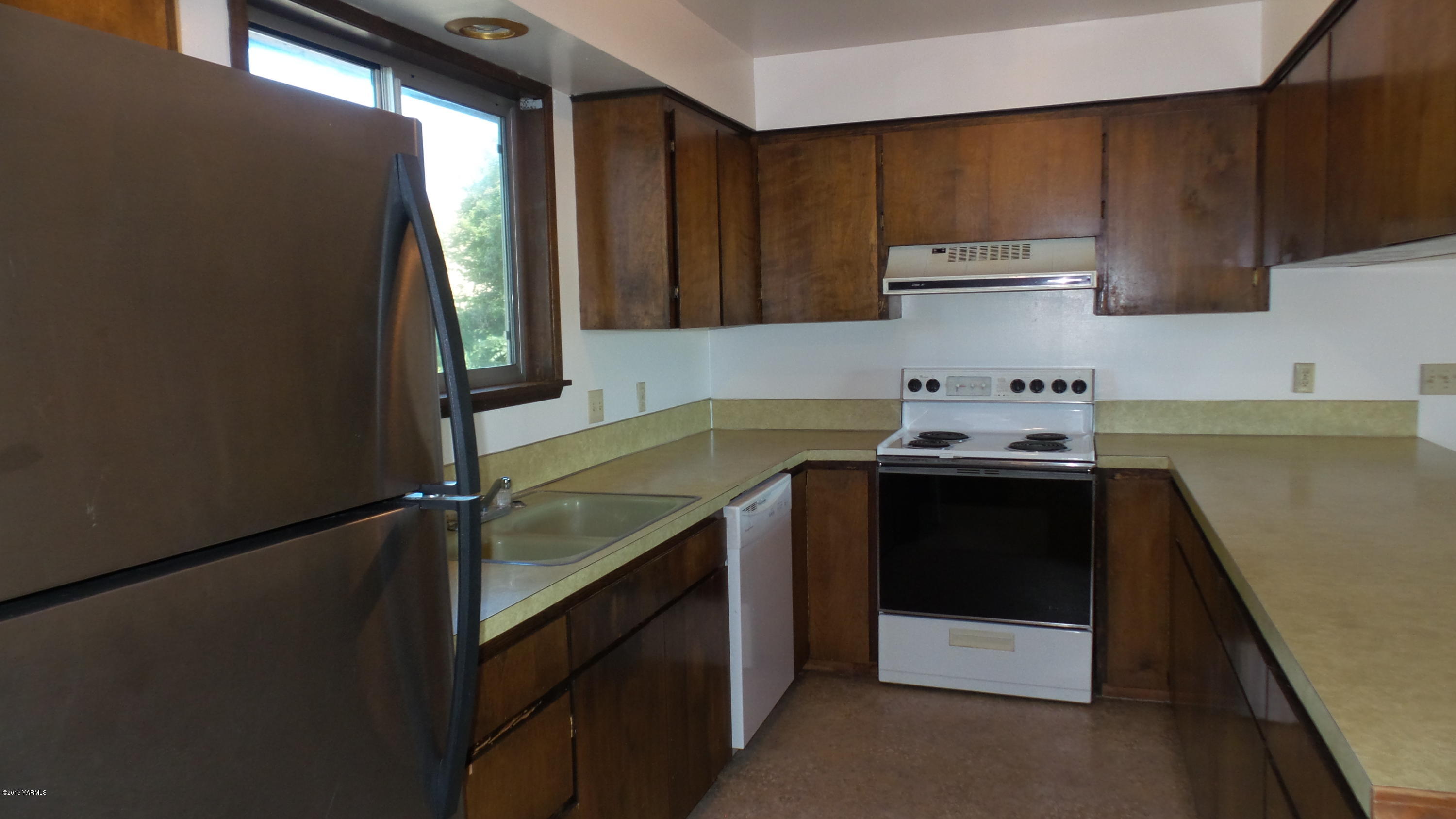 71 West Canyon Road Yakima, WA 98908 - Photo 7 of 19 a kitchen with a sink and cabinets
