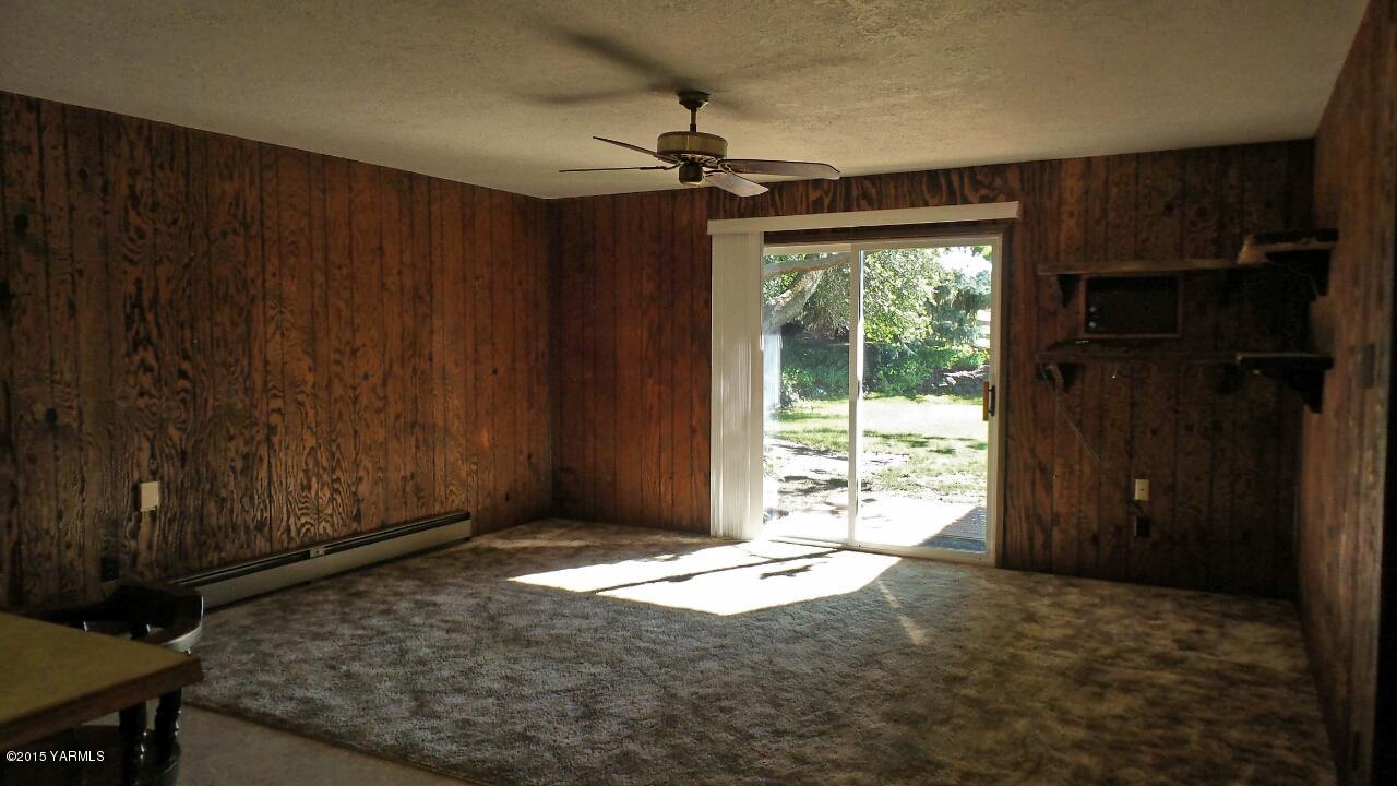 71 West Canyon Road Yakima, WA 98908 - Photo 9 of 19 a view of a room with a ceiling fan and window