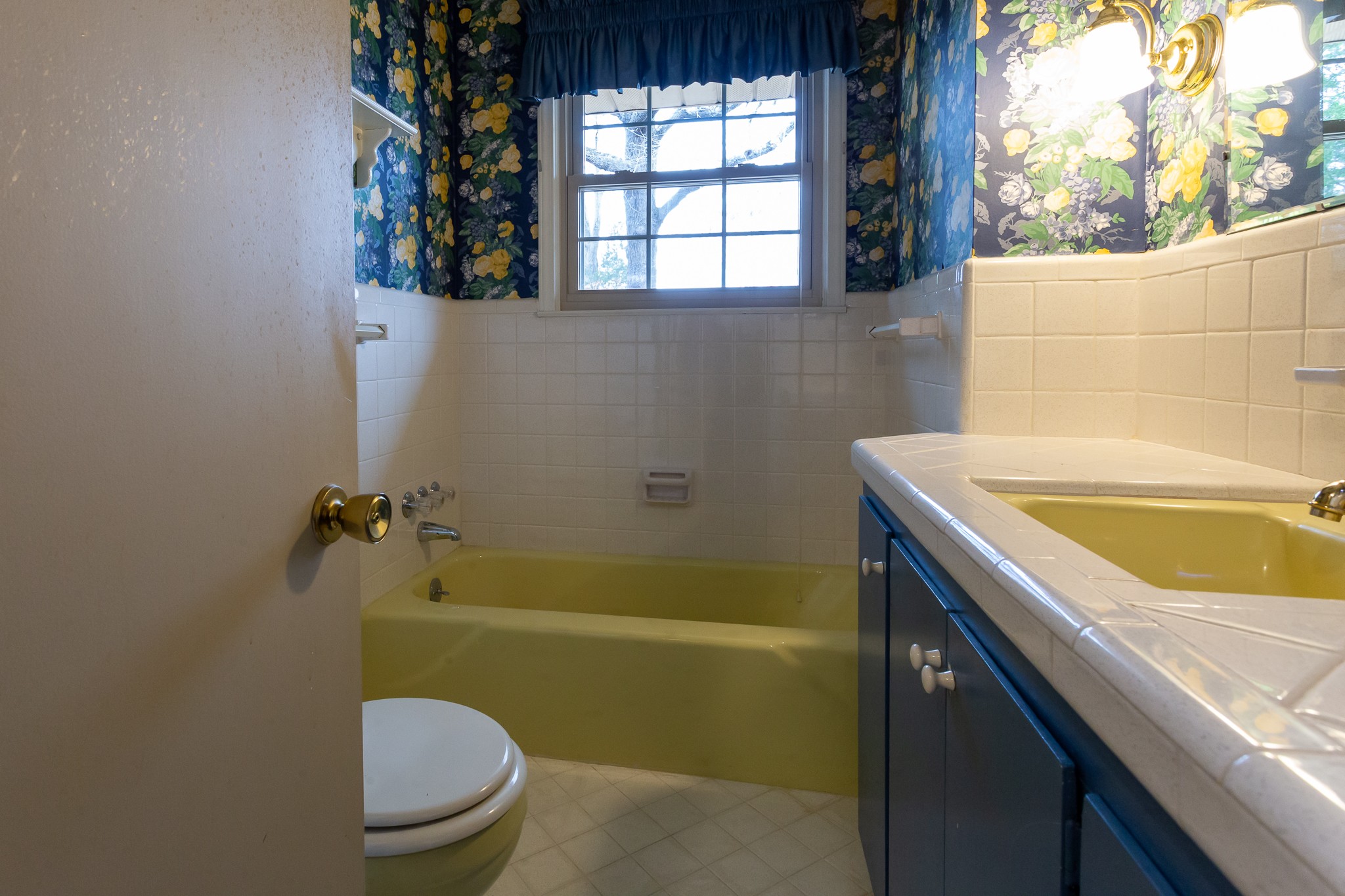 133 Byrd Road Dover, TN 37058 - Photo 12 of 35 a bathroom with a sink a toilet a tub and window