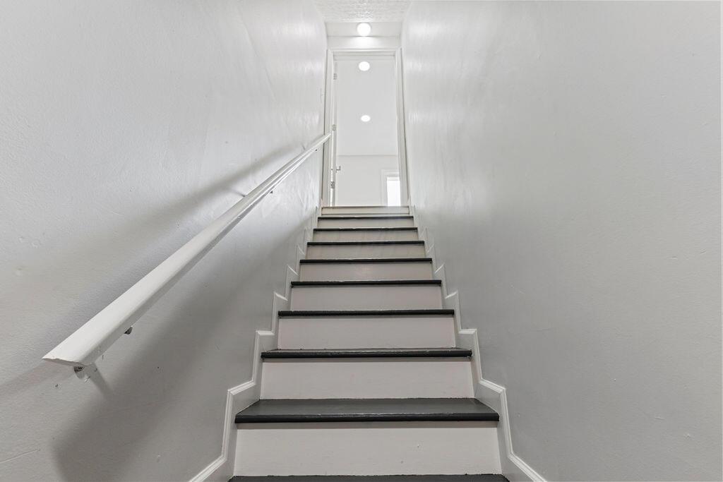 7675 Schleppi Road Westerville, OH 43081 - Photo 30 of 42 Staircase