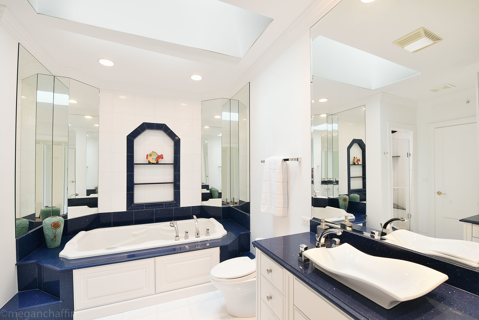 650 Arbor Drive Lake Bluff, IL 60044 - Photo 19 of 49 a bathroom with a toilet a sink and a mirror