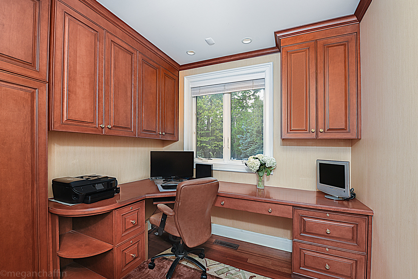 650 Arbor Drive Lake Bluff, IL 60044 - Photo 33 of 49 a table and chairs in a kitchen
