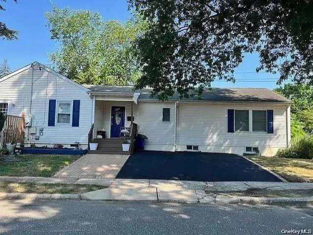 $729,000 | 301 Laurel Road, Northport, NY 11768