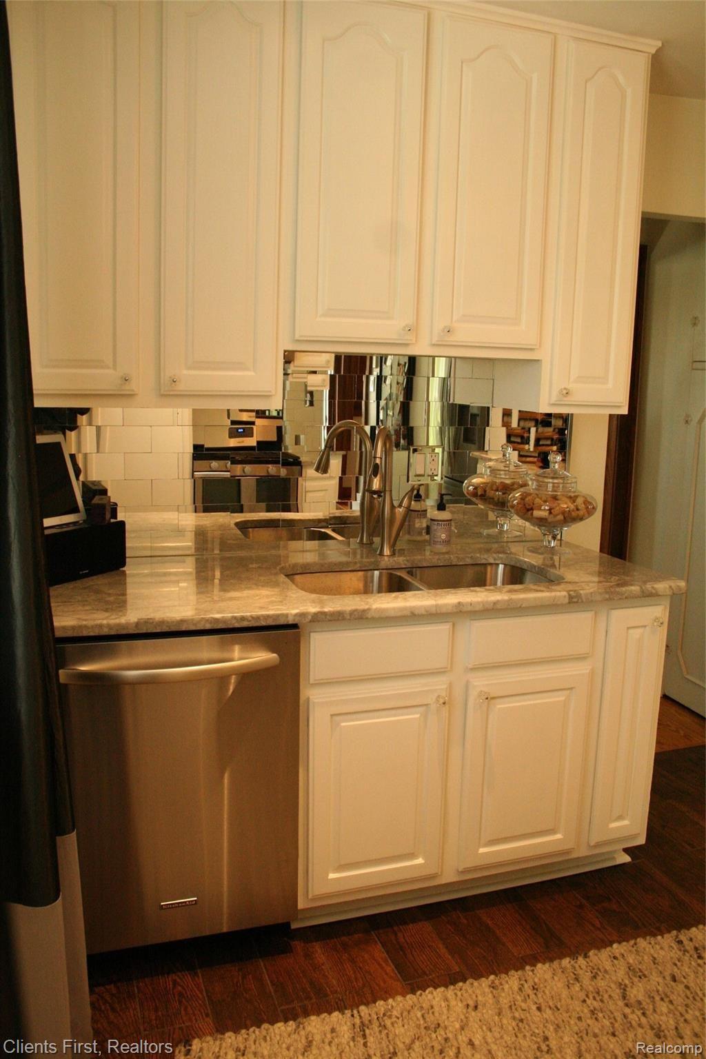 35205 Chestnut Street Wayne, MI 48184 - Photo 10 of 55 IMG_7501.JPG