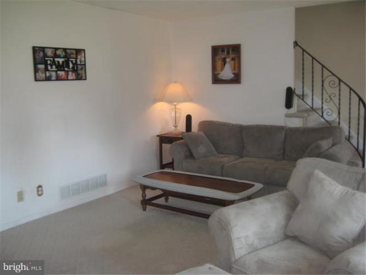 1318 Salem Road Burlington, NJ 08016 - Photo 11 of 24 Living Room