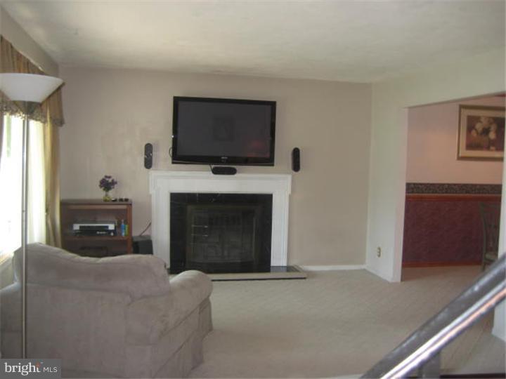 1318 Salem Road Burlington, NJ 08016 - Photo 9 of 24 Living Room
