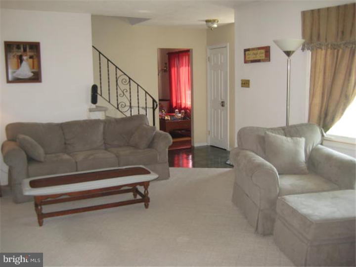 1318 Salem Road Burlington, NJ 08016 - Photo 10 of 24 Living Room