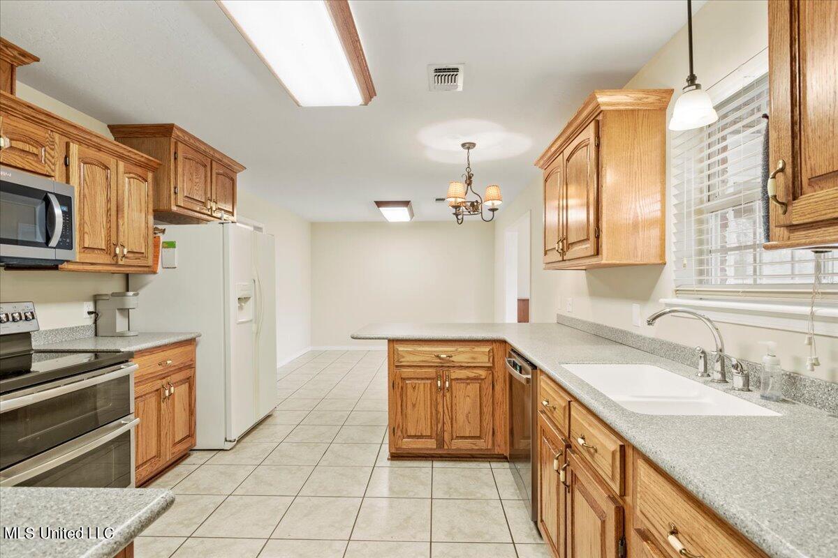 20034 Diamond Road Saucier, MS 39574 - Photo 12 of 45 09-Kitchen