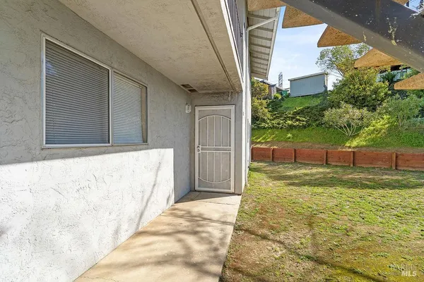 a view of a backyard
