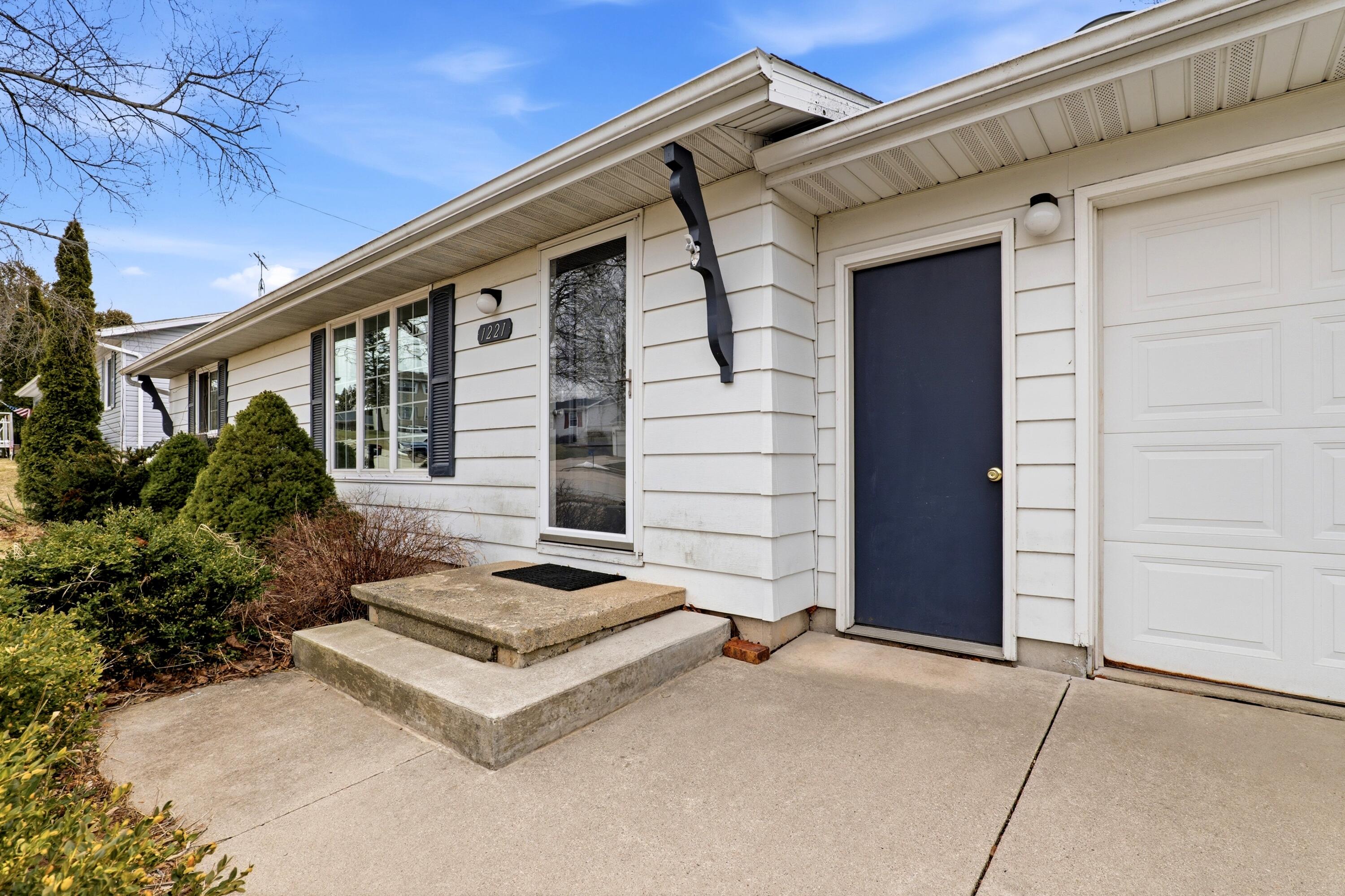 1221 Summit Street Manitowoc, WI 54220 - Photo 2 of 23 1221SummitSt_002