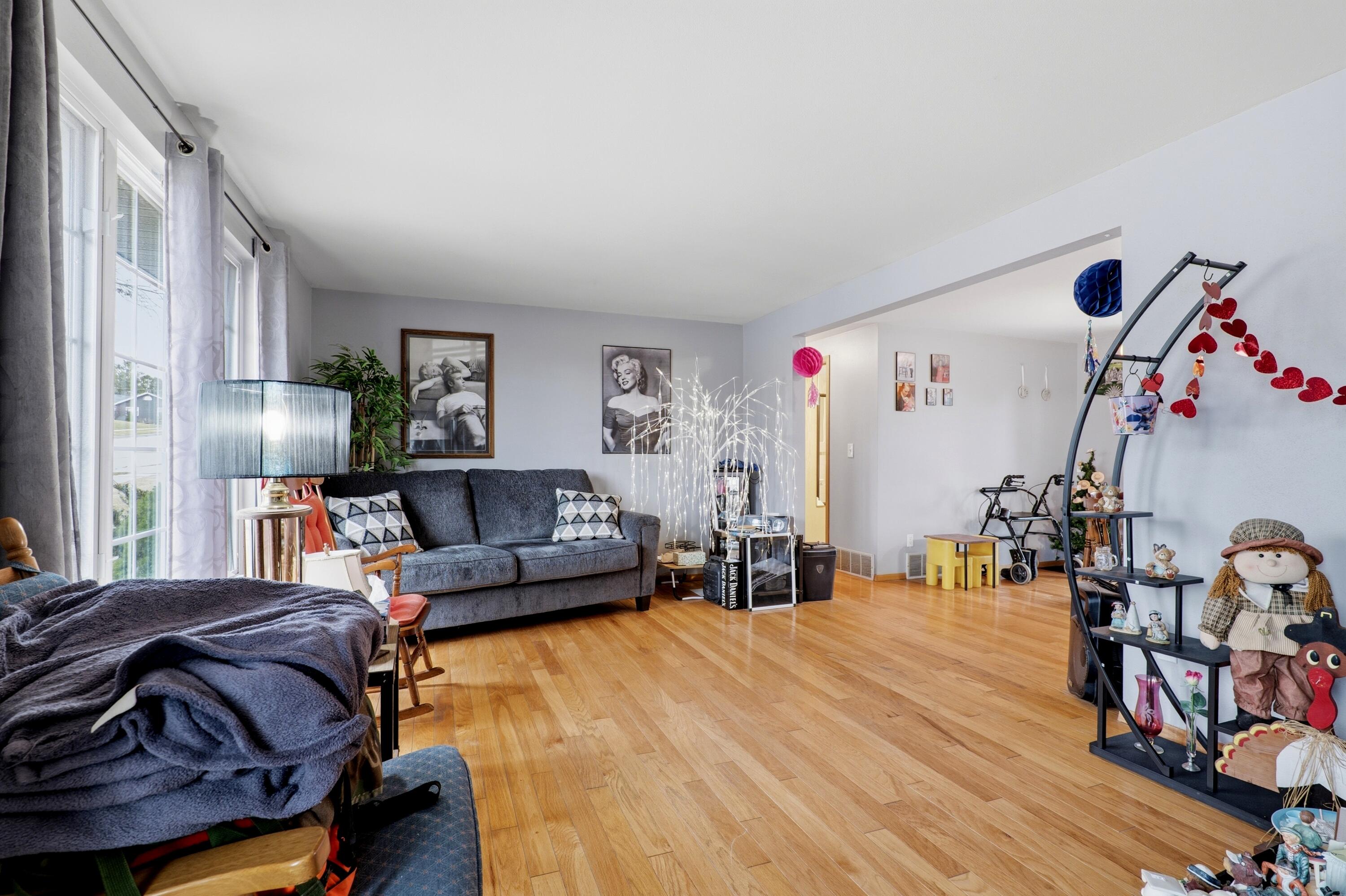 1221 Summit Street Manitowoc, WI 54220 - Photo 3 of 23 1221SummitSt_003